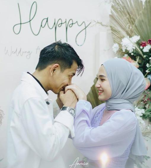 9 Potret Manis Angga Putra 'Anak Band' Rayakan Satu Tahun Pernikahan