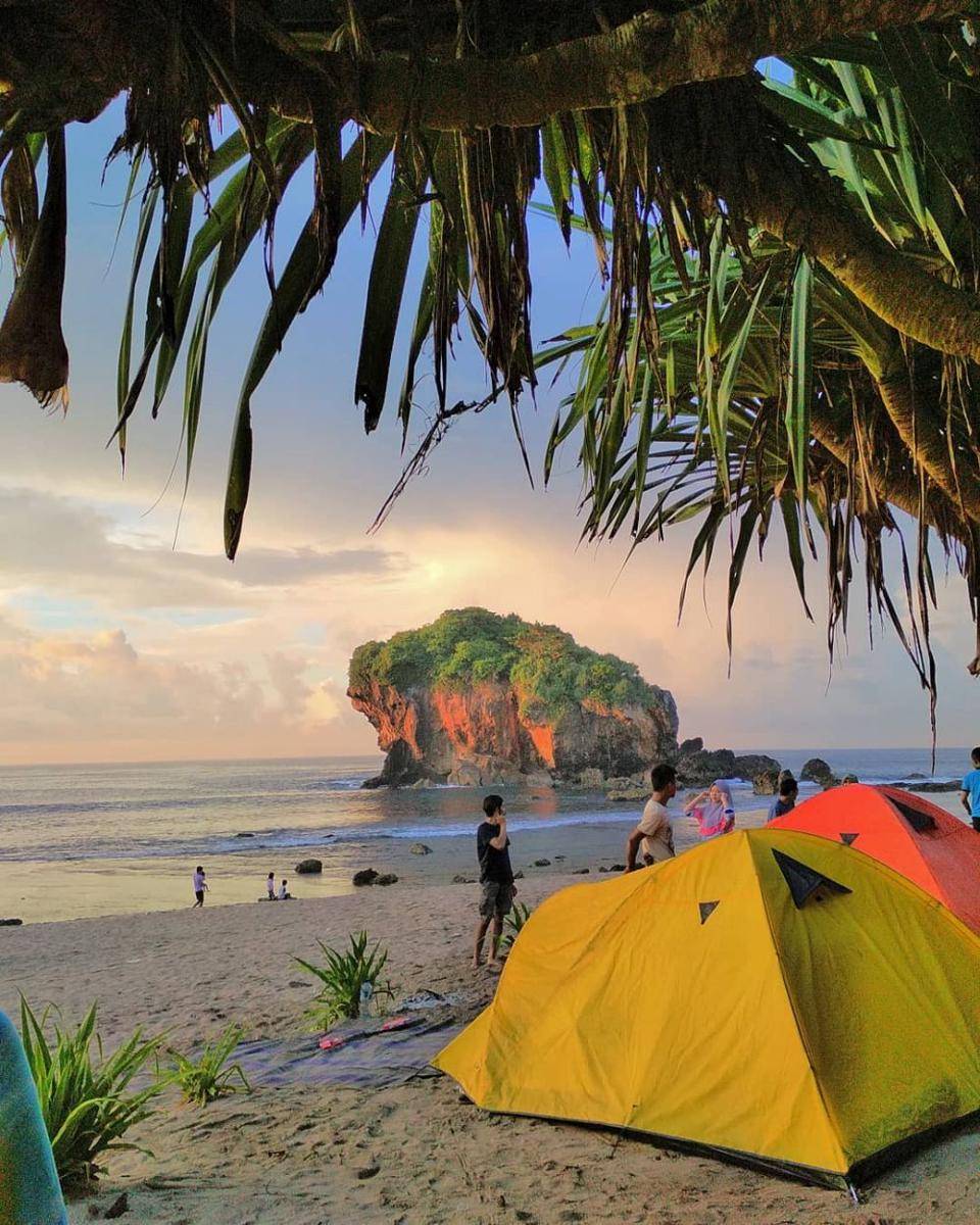 Berkemah di Pantai Jungwok. Instagram.com/rezansa_