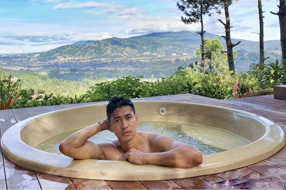 10 Potret Keren Hessel Steven Saat Liburan, Minta Ditemani!