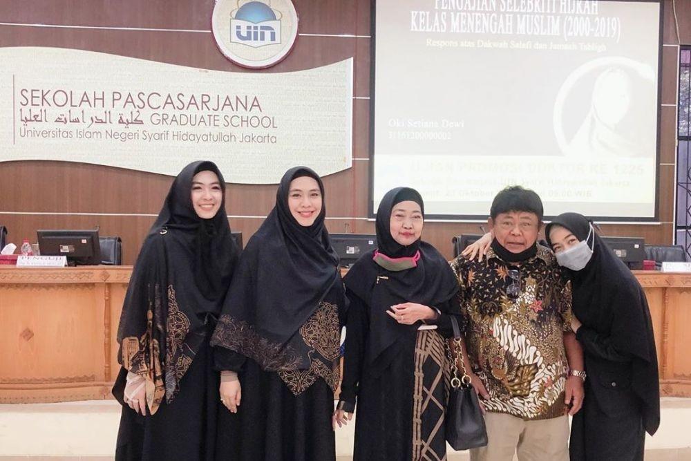 Tengah Hamil 9 Bulan, 10 Potret Oki Setiana Dewi Raih Gelar Doktor