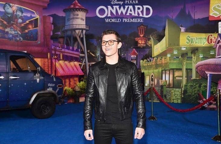 9 Potret Memukau Tom Holland Tampil Berkacamata, Makin Eksis!