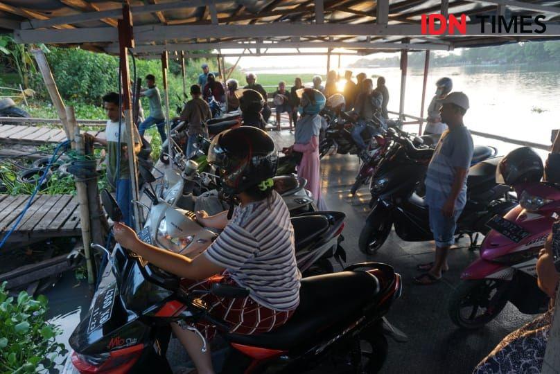 Naik Perahu Penyeberangan di Taeng Gowa, Hemat Waktu Hemat Bensin