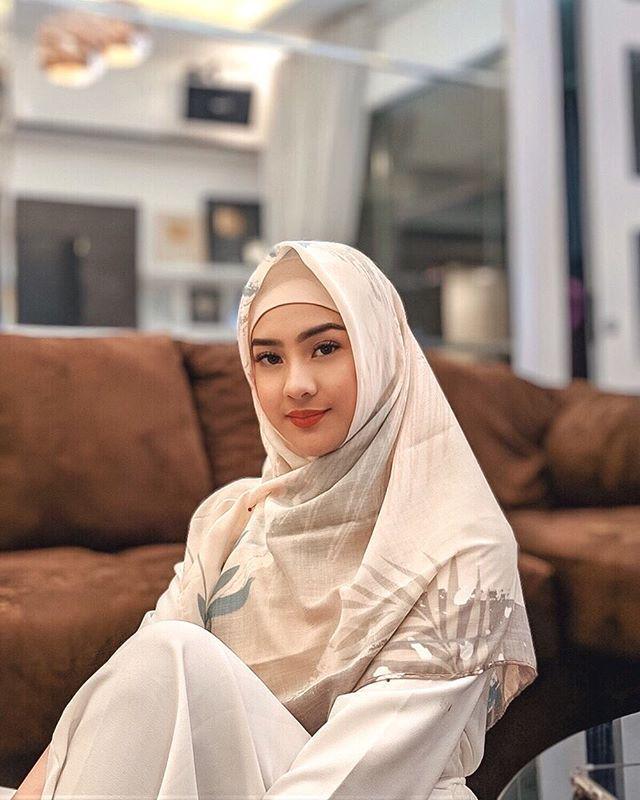 Biasa Tampil Seksi, 10 Potret Pangling Anya Geraldine saat Pakai Hijab