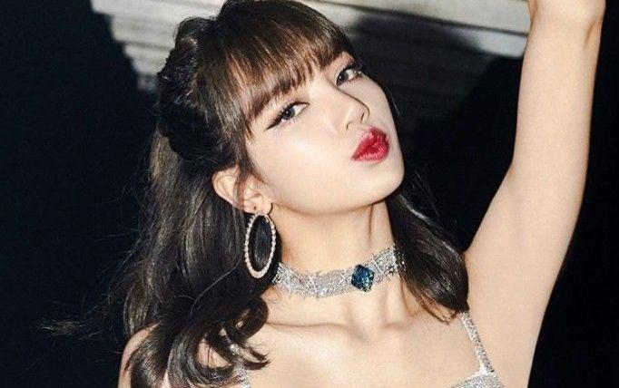10 Potret Memikat Lisa BLACKPINK saat Pakai Kalung Choker