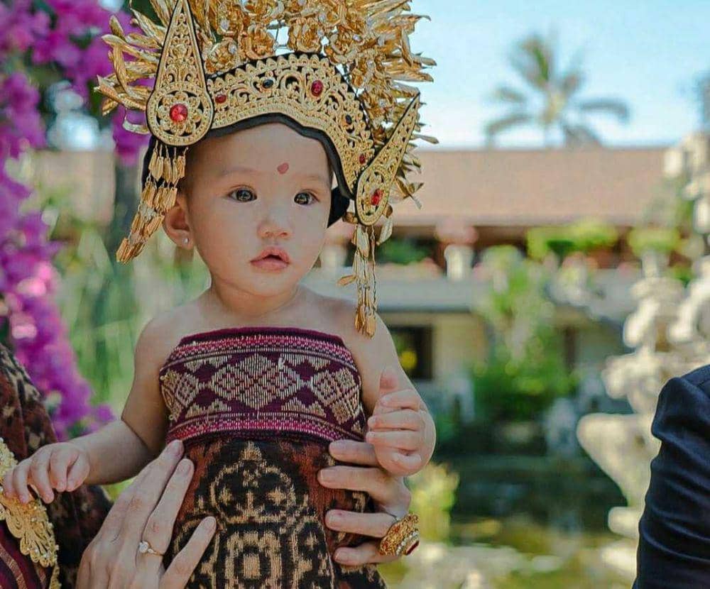 9 Potret Imut Claire, Putri Shandy Aulia Saat Kenakan Baju Adat Bali