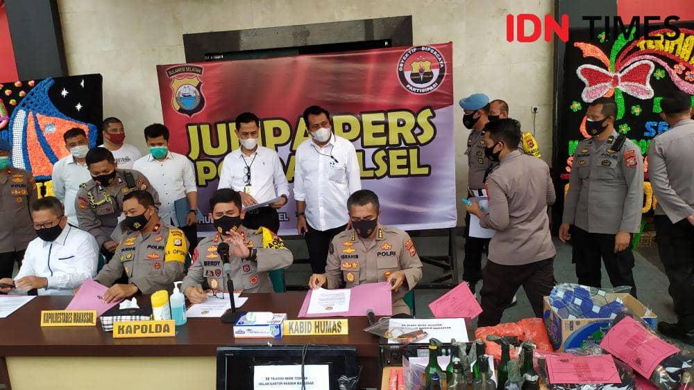 Kapolda Sulsel Irjen Merdisyam dalam ekspos tersangka di kantor Polrestabes Makassar. IDN Times/Sahrul Ramadan