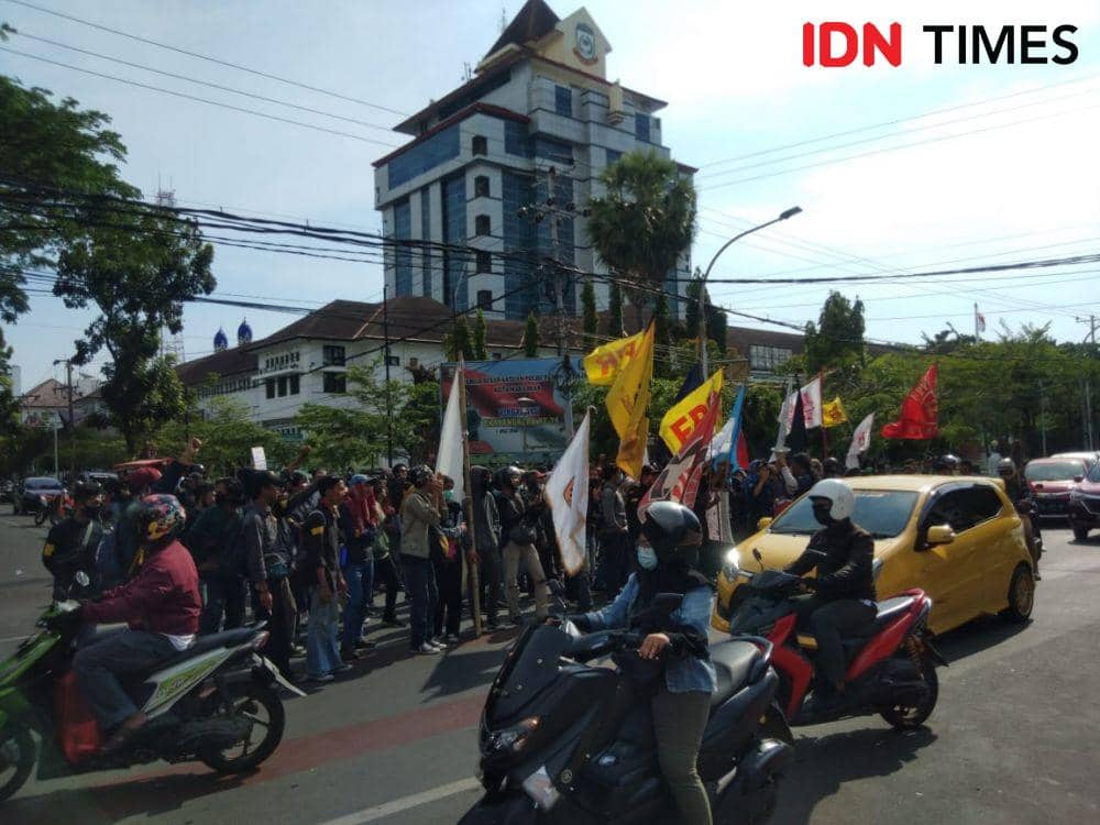 Aksi di Polrestabes Makassar, Demonstran Tuntut Rekannya Dibebaskan