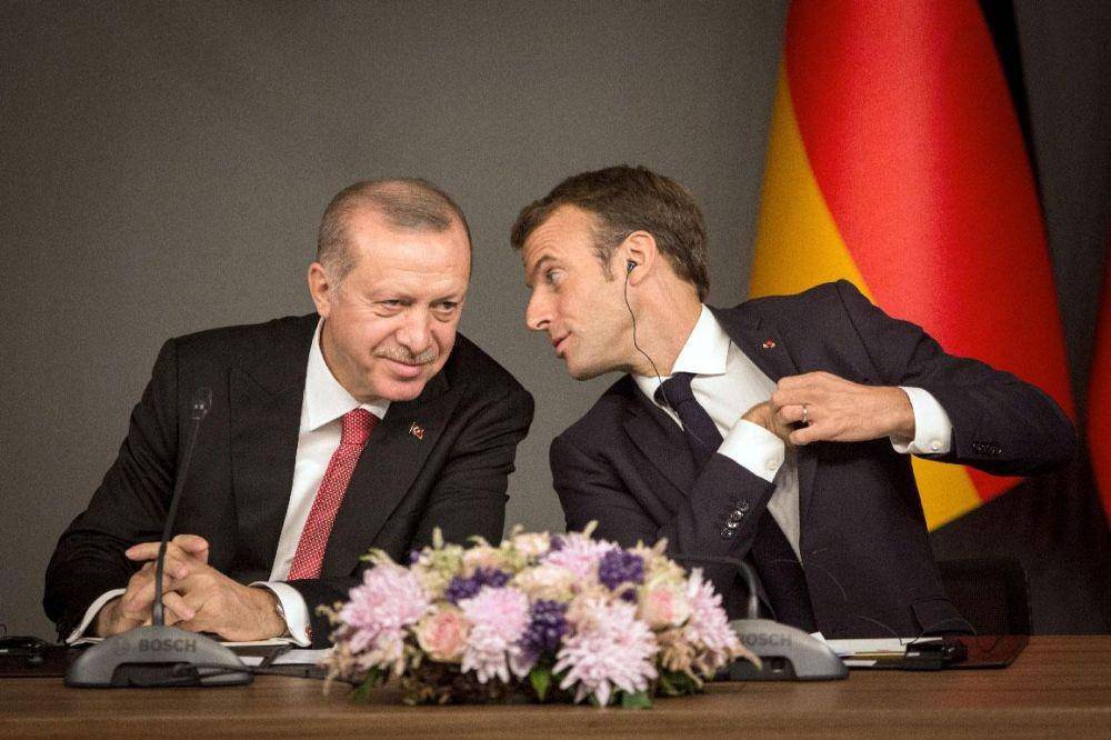 Presiden Turki Recep Tayyip Erdogan ketika berbincang dengan Emmanuel Macron (www.middle-east.online.com)