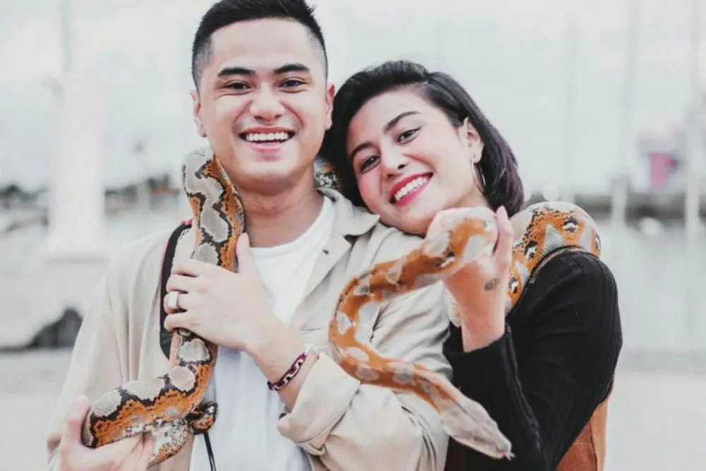 Ayolning kokraklarini silash videosi Nam qinning yaqindan surati