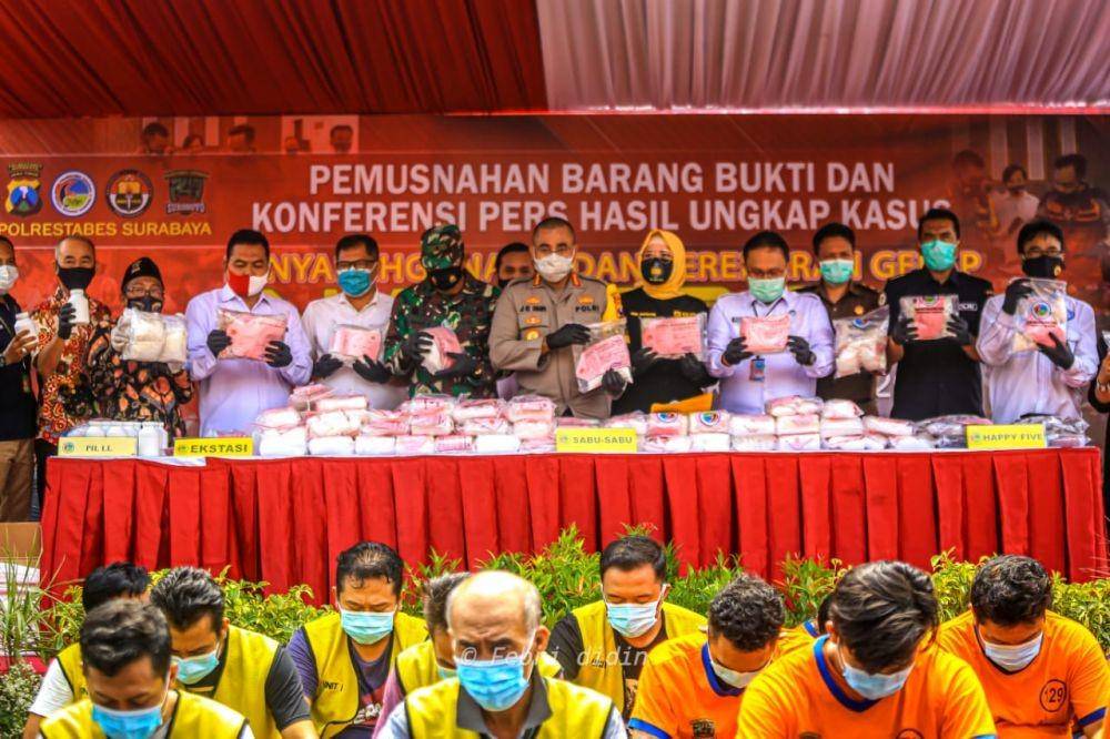 Para tersangka kasus narkoba yang ditangkap Polrestabes Surabaya. IDN Times/Dok istimewa