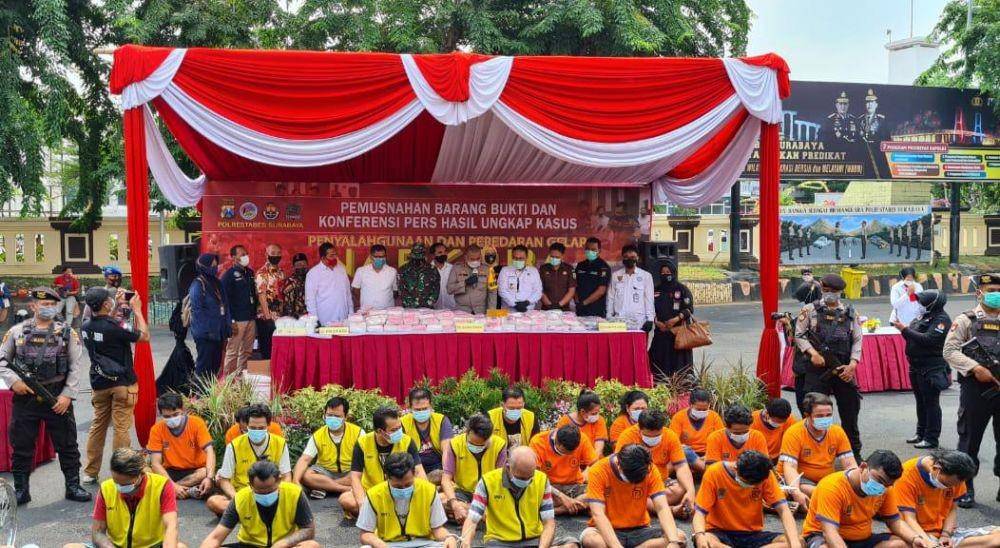 Para tersangka kasus narkoba yang ditangkap Polrestabes Surabaya. IDN Times/Dok istimewa