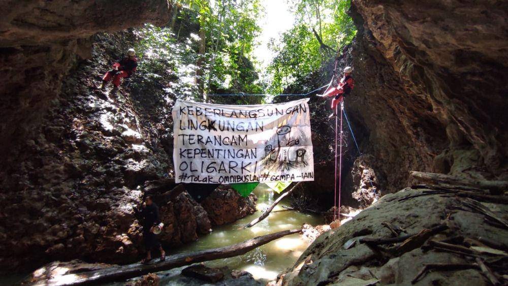 Puluhan mahasiswa pencinta alam dari Institut Agama Islam Negeri Samarinda saat memasang spanduk penolakan UU Cipta Kerja Omnibus Law (Dok. Gempa IAIN Samarinda/Istimewa)