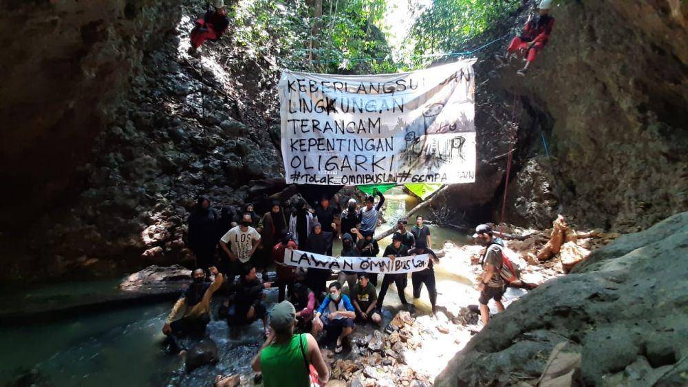 Puluhan mahasiswa pencinta alam dari Institut Agama Islam Negeri Samarinda kemah di hutan tolak Omnibus Law (Dok.Gempa IAIN Samarinda/istimewa)