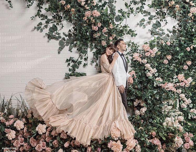 Baru Kenal 12 Hari, 10 Potret Mesra Prewedding Chika Jessica dan Amec