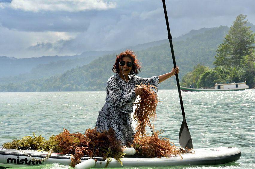Susi Pudjiastuti Sedih Wisatawan Buang Sampah di Pantai Pangandaran
