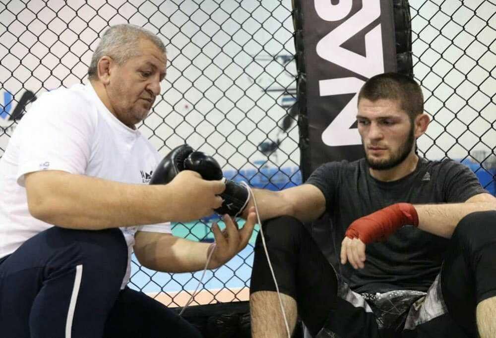 Tinggal Kenangan, Ini 10 Potret Hangat Khabib Nurmagomedov dan Ayahnya