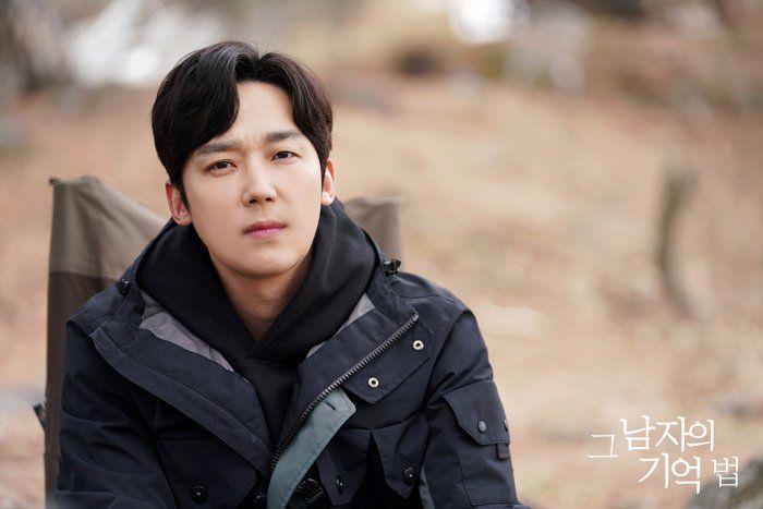 Dokter Kepala Bedah di 'The Penthouse', Ini 10 Potret Yoon Jong Hoon