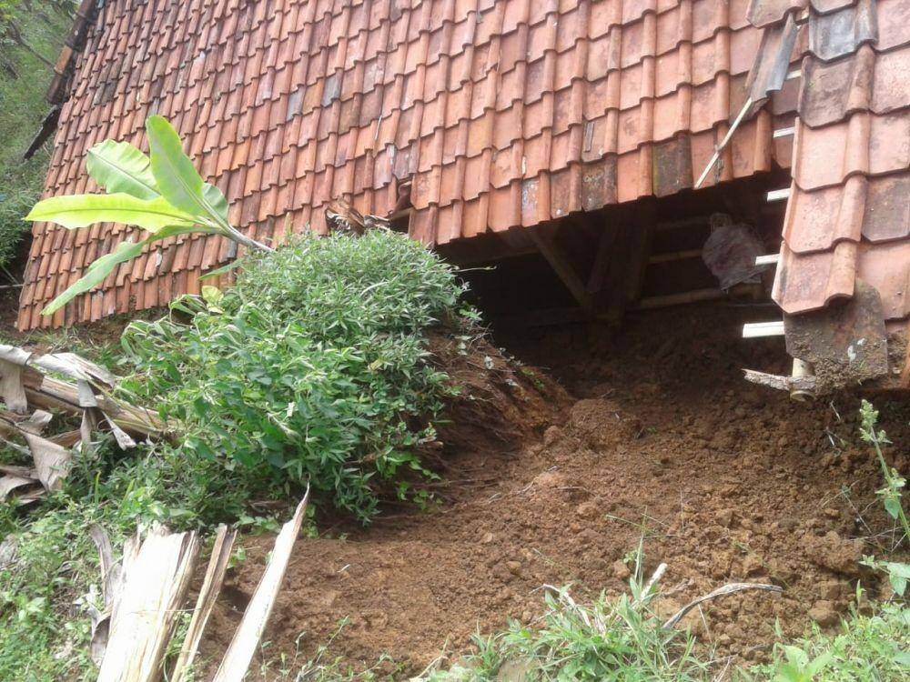Sebuah rumah dihantam material longsor di Cipongkor, Bandung Barat. (Istimewa)