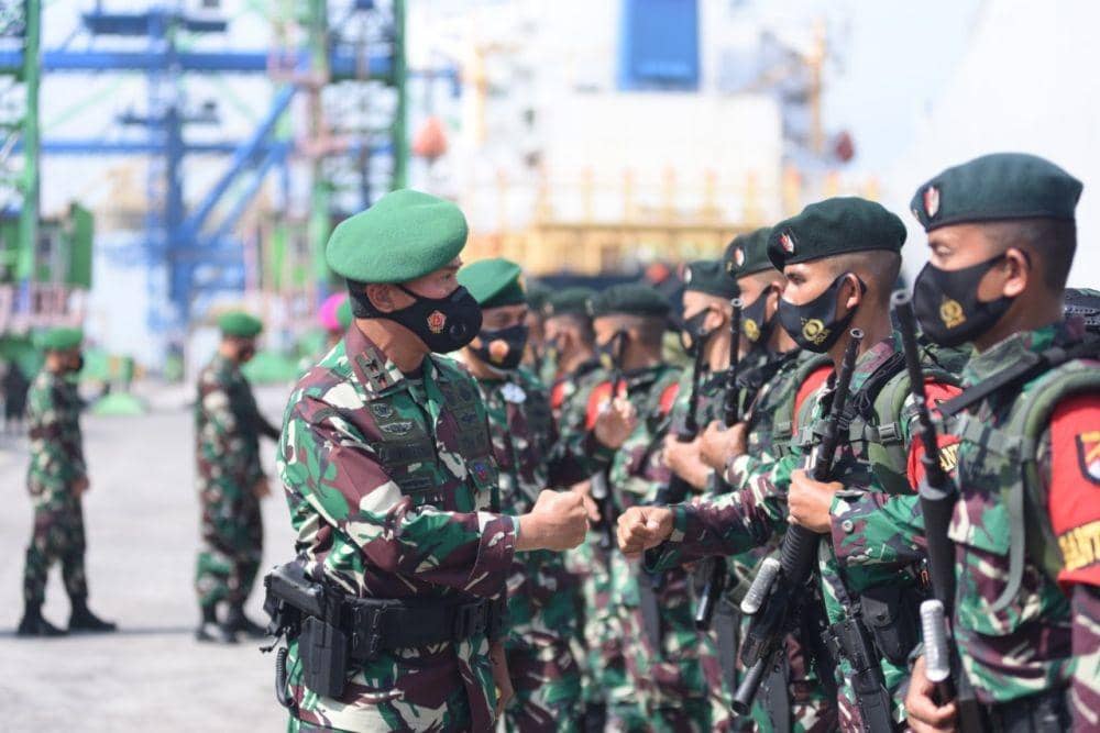 Pangdam XIV Hasanuddin Mayjen TNI Andi Sumangerukka memberangkatkan prajurit Satgas Yonif Raider 700 ke Papua. IDN Times/Kodam XIV Hasanuddin