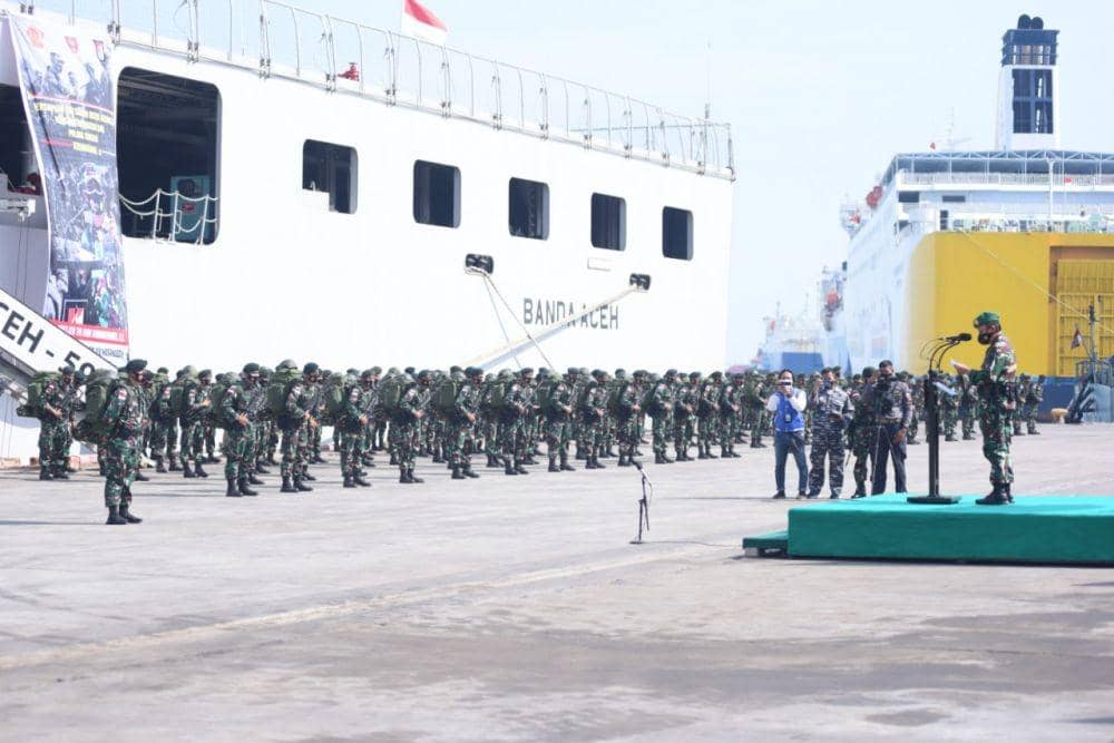Pangdam XIV Hasanuddin Mayjen TNI Andi Sumangerukka memberangkatkan prajurit Satgas Yonif Raider 700 ke Papua. IDN Times/Kodam XIV Hasanuddin