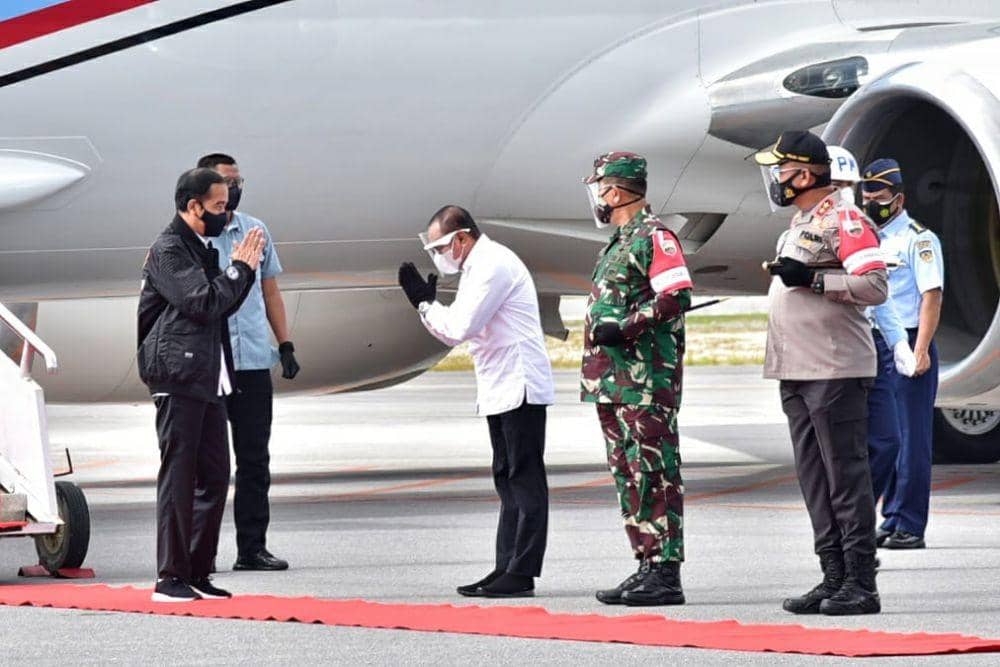 Presiden Jokowi tiba di Bandara Silangit, Kabupaten Tapanuli Utara, Sumatra Utara, Selasa (27/10/2020). (Veri Ardian/Humas Sumut)