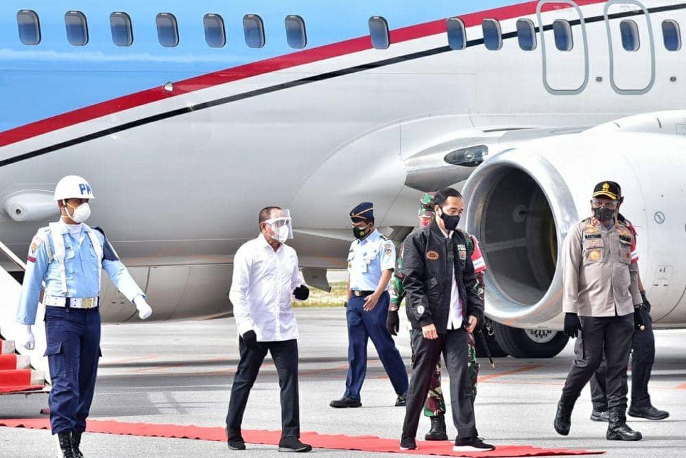 Presiden Jokowi tiba di Bandara Silangit, Kabupaten Tapanuli Utara, Sumatra Utara, Selasa (27/10/2020). (Veri Ardian/Humas Sumut)