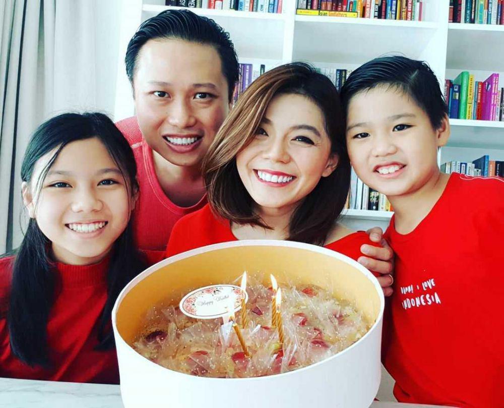 9 potret kebersamaan merry riana dengan keluarga, family goals ba