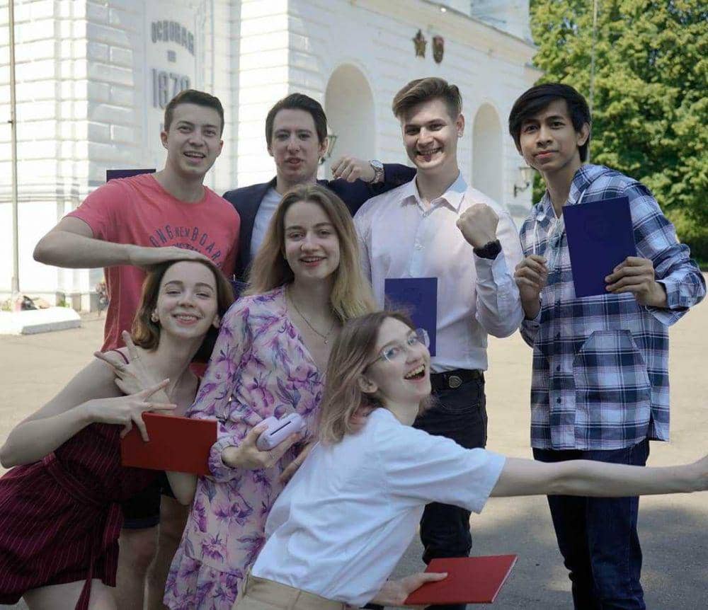 9 Potret Akrab YouTuber Turah Parthayana Bersama Sahabat Bule Rusia