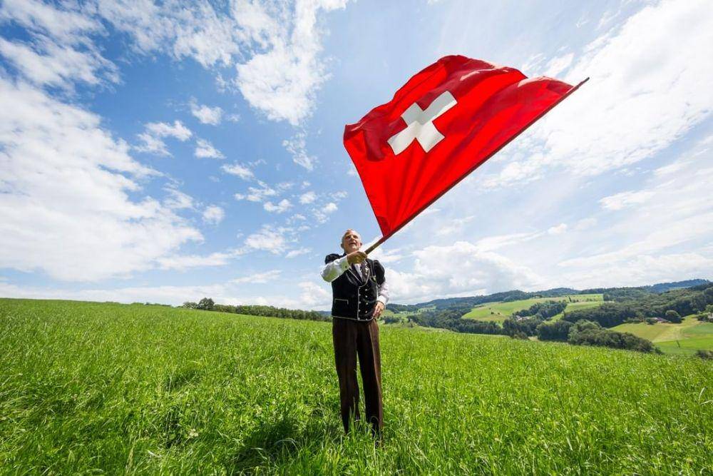 Seseorang mengibarkan bendera di Hari Nasional Swiss. Instagram.com/houseofswitzerland