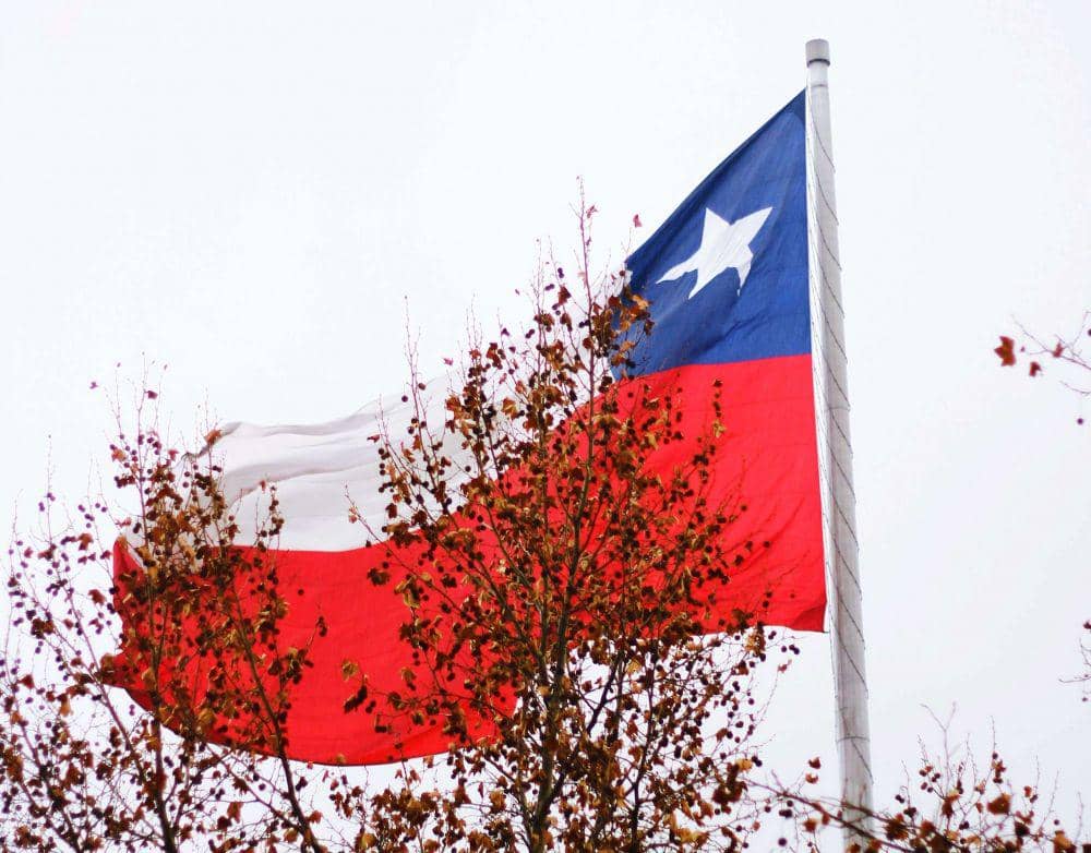 Bendera Chile yang berkibar di kota Santiago. Unsplash/Nathana Rebouças