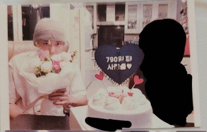 Sosok yang diduga Chanyeol terlihat berfoto dengan kue bertuliskan "Saling mencintai selama 790 hari" | Pann.nate.com