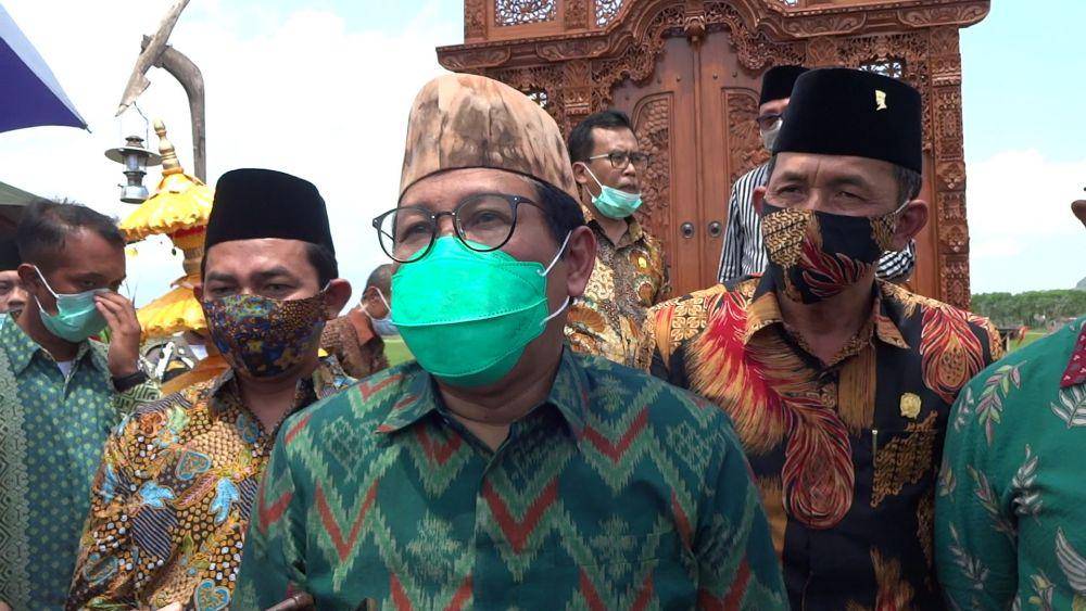 Menteri Desa, Pembangunan Daerah Tertinggal dan Transmigrasi, Abdul Halim Iskandar saat berkunjung ke Tulungagung, IDN Times/ Bramanta Pamungkas
