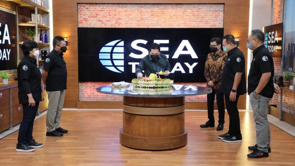Menteri BUMN RI Erick Thohir (tengah) memotong tumpeng sebagai simbol soft launching SEA Today. Dok.Humas Telkom