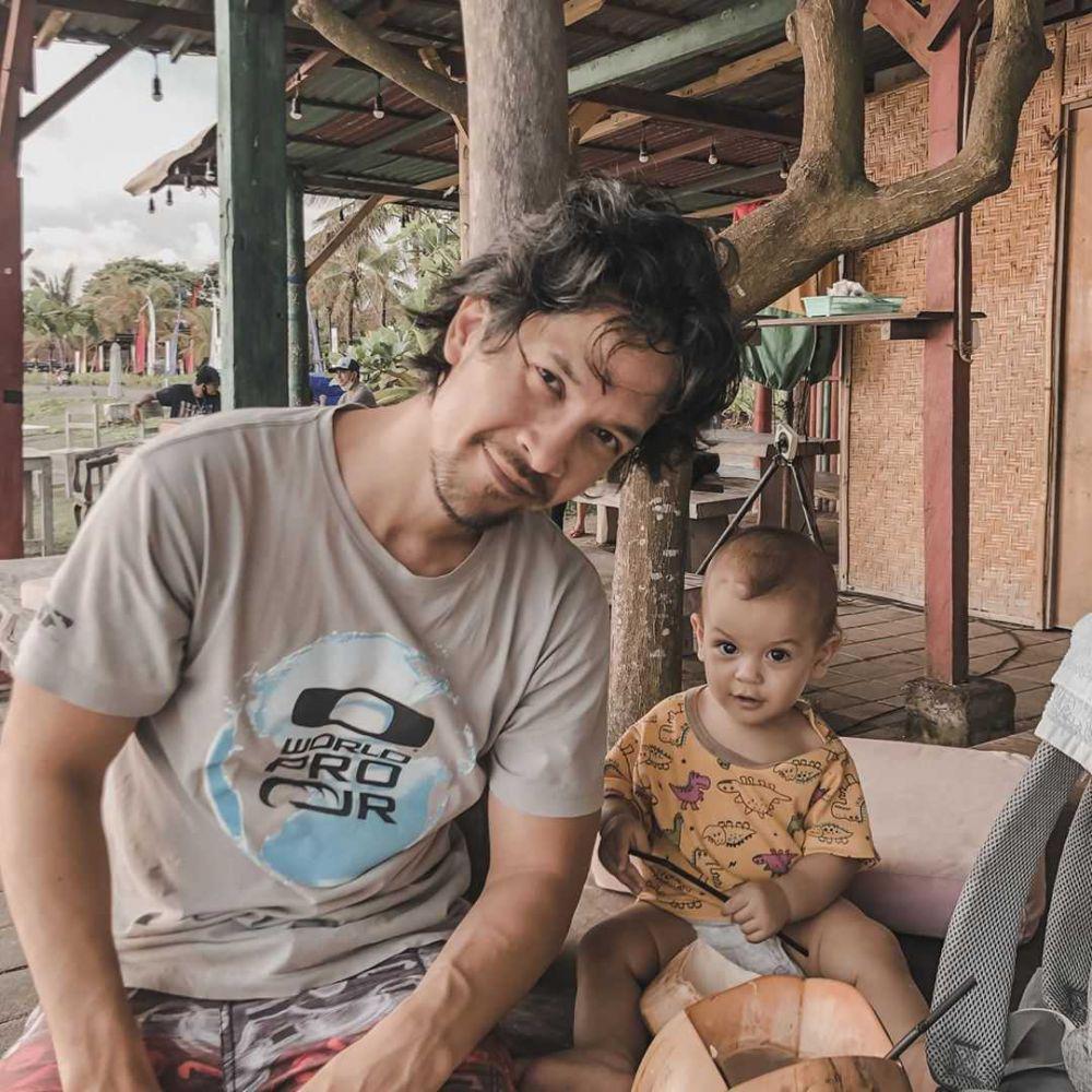 10 Momen Manis Edward Akbar Ketika Momong Putranya, Kebapakan Banget!