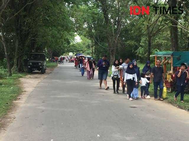 Ilustrasi wisatawan berjalan kaki menuju Pantai Manggar Segara Sari Balikpapan (IDN Times/Hilmansyah)