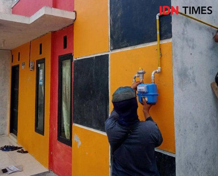 Petugas saat memasang sambungan rumah dari jaringan gas ke rumah warga (IDN Times/Ervan Masbanjar)