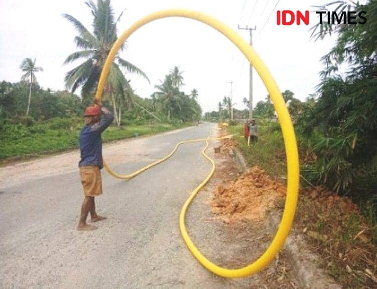 Pekerja yang melakukan pembangunan Jargas menuju pemukiman warga PPU (IDN Times/Ervan Masbanjar)