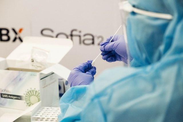 Katanya Tes Swab COVID-19 Bisa Merusak Otak, Benarkah Demikian?