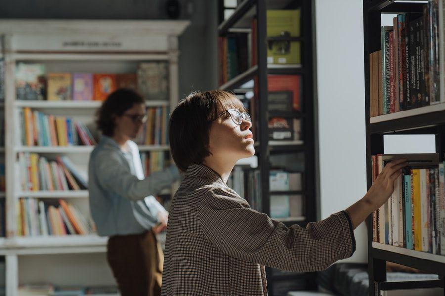 5 Tips Meningkatkan Kegemaranmu dalam Membaca Buku, Simpel Lho!
