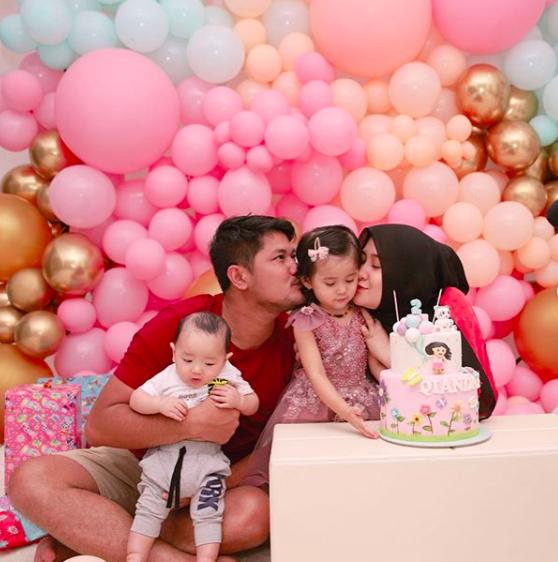 Ultah Pernikahan Keempat, 10 Potret Mesra Ryana Dea dan Puadin Redi