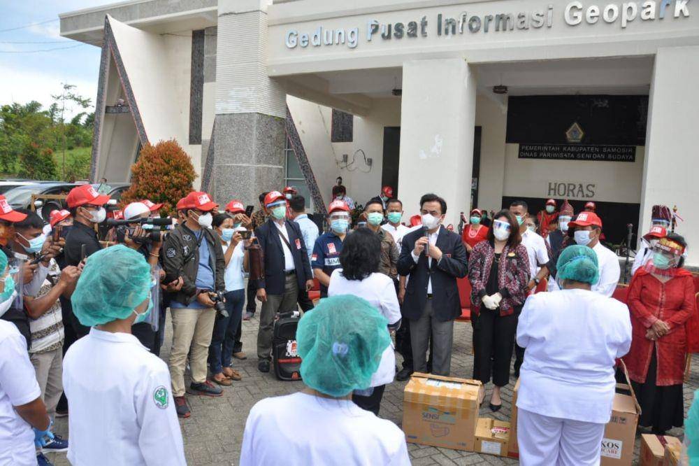 PSBI memberikan bantuan berupa 750 unit alat kesehatan dan 3.500 paket sembako kepada masyarakat Samosir (Dok. IDN Times)