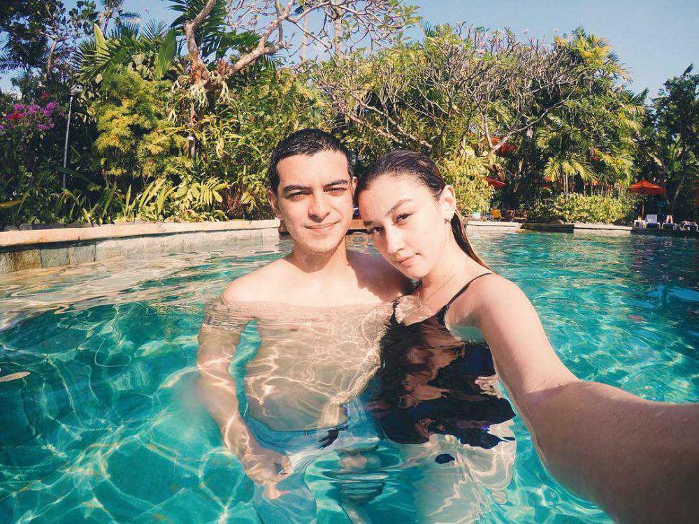 9 Pesona Natasha Ryder, Adik Kimberly Ryder saat di Kolam Renang