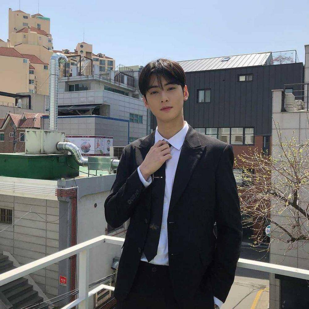 Instagram.com/eunwo.o_c