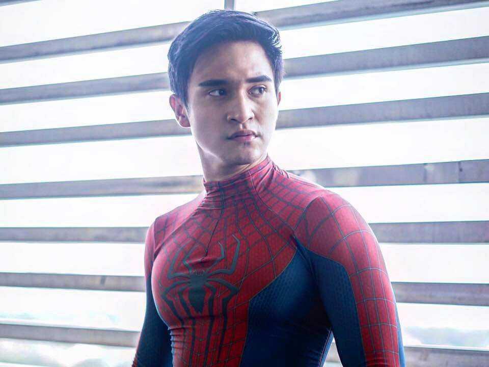 Terobsesi, 9 potret adhitya alkatiri saat pakai kostum spider-man