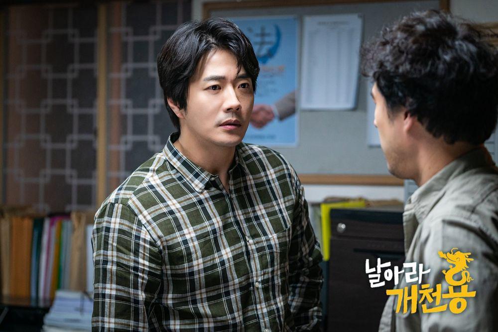10 Pesona Kwon Sang Woo Jadi Pengacara di 'Delayed Justice', Melting!