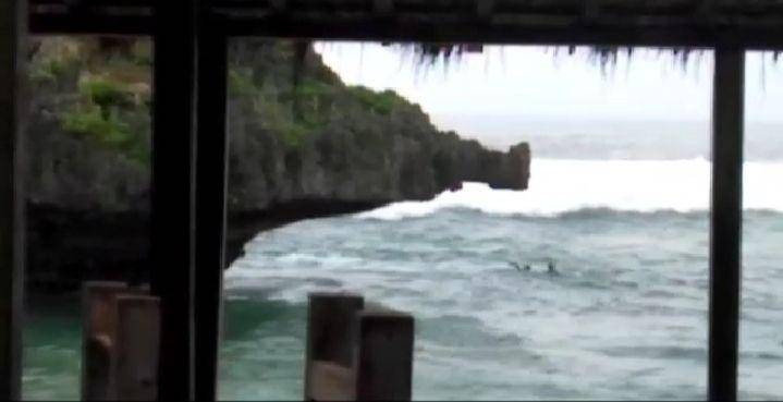Wisatawan terjun dari tebing ke laut di Pantai Ngandong, Gunungkidul. instagram/@updatedisini
