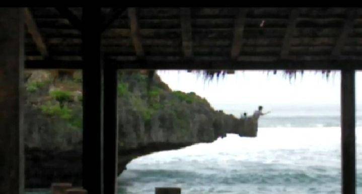 Wisatawan terjun dari tebing ke laut di Pantai Ngandong, Gunungkidul. instagram/@updatedisini