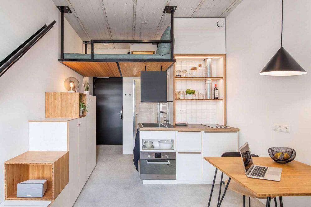 Naikkan ranjang dalam kamar apartemen kamu. // via decoist.com
