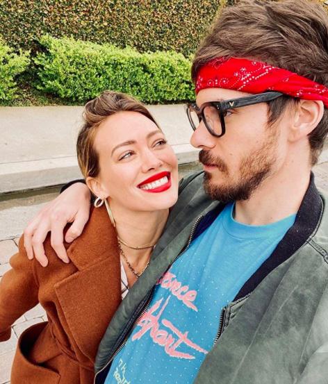 Umumkan Kehamilan Ketiga, 10 Potret Manis Hilary Duff dan Suami