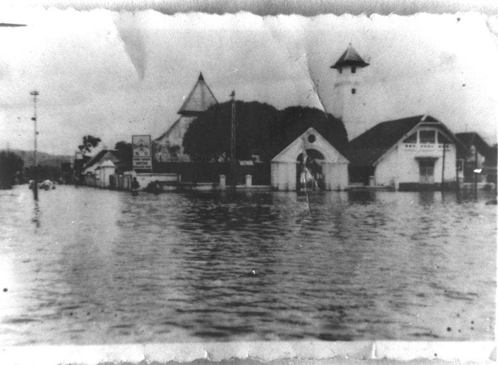 Banjir di depan Masjid Agung Tulungagung pada tahun 1949, IDN Times/ Dok Agus Ali Imron